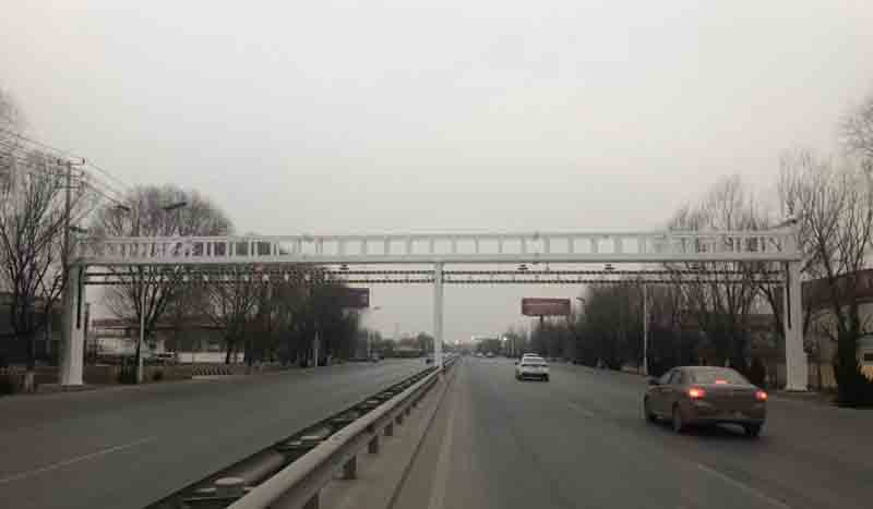阿拉尔公路限高杆